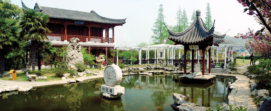 Diaolong Pool and Zhiyin Pavilion